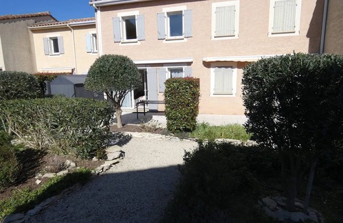 Aubais House | Homerez - Cozy House with Shared Pool in Calvisson