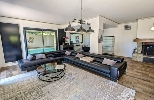 Parmain Villa | Homerez - Elegant villa with a private pool in Parmain