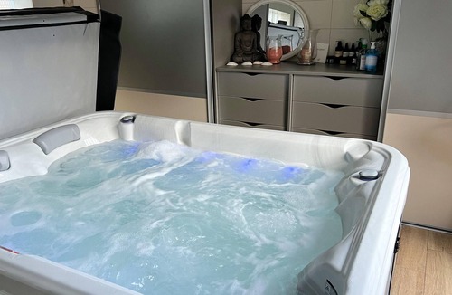 La Ferriere-aux-Etangs Apartment | Homerez - Nice studio apartment With garden