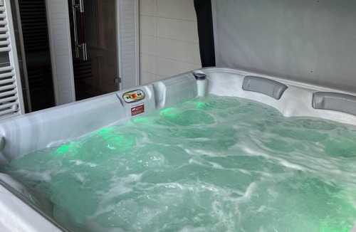 La Ferriere-aux-Etangs Apartment | Homerez - Studio in La Ferrière-aux-Étangs