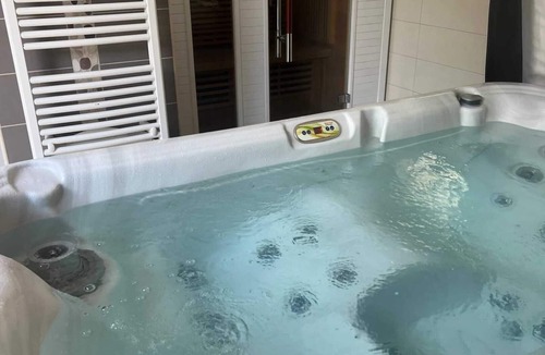 La Ferriere-aux-Etangs Apartment | Homerez - Studio in La Ferrière-aux-Étangs