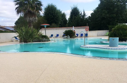 Sainte-Eulalie-en-Born House | Homerez - Bungalow for 6 ppl. with shared pool at Sainte-Eulalie-en-Born