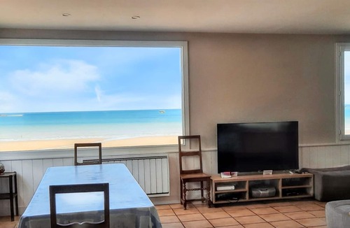 Arromanches-les-Bains House | Homerez - House in Arromanches-les-Bains