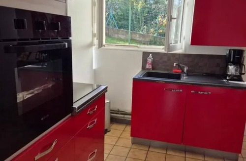 Les Martres-de-Veyre Apartment | Homerez - House Les Martres-de-Veyre