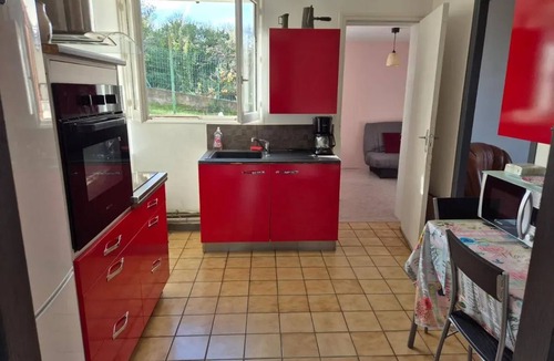 Les Martres-de-Veyre Apartment | Homerez - House Les Martres-de-Veyre