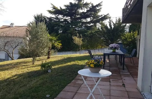 Les Martres-de-Veyre Apartment | Homerez - House Les Martres-de-Veyre