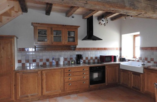 Nueil-les-Aubiers House | Homerez - House in Nueil-les-Aubiers