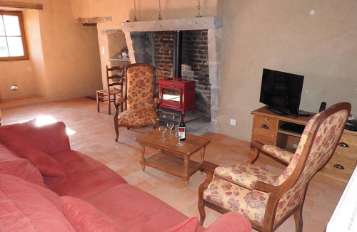 Nueil-les-Aubiers House | Homerez - House in Nueil-les-Aubiers