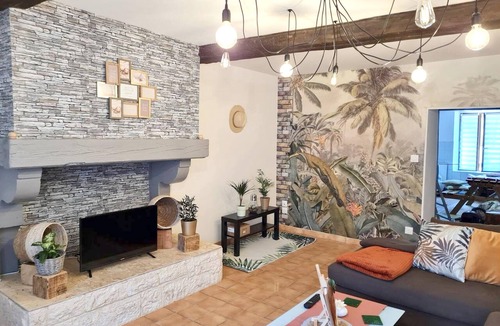 Deville House | Homerez - House in Deville with Terrace