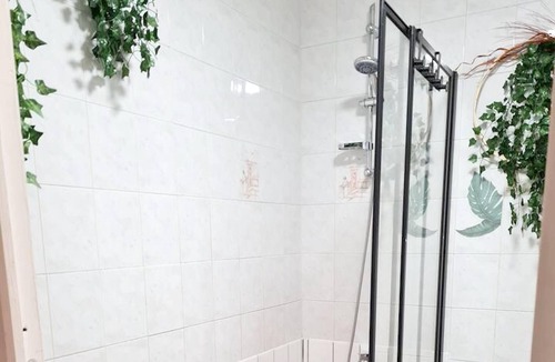 Deville House | Homerez - House in Deville with Terrace