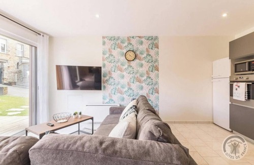 Pontorson House | Homerez - House Pontorson, pool.