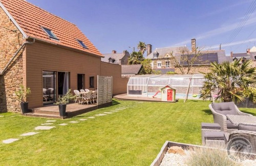 Pontorson House | Homerez - House Pontorson, pool.