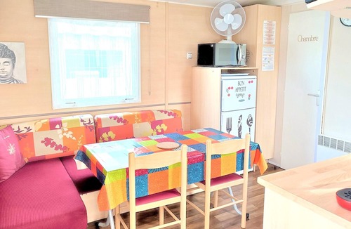 Saint-Jean-de-Monts House | Homerez - Nice bungalow for 4 ppl. with shared pool at Saint-Jean-de-Monts