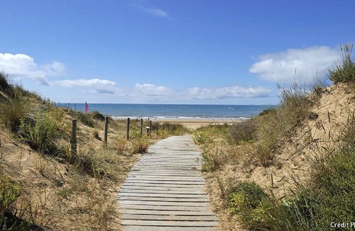 Saint-Jean-de-Monts House | Homerez - Nice bungalow for 4 ppl. with shared pool at Saint-Jean-de-Monts