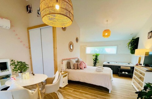 Uchaux House | Homerez - Nice house for 2 ppl. with jacuzzi at Uchaux