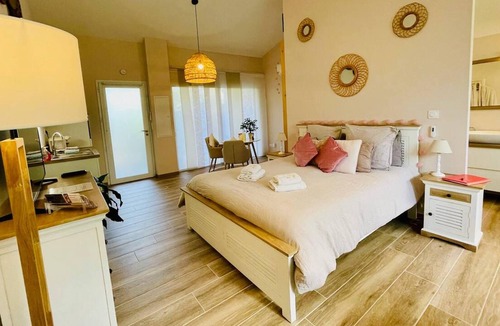 Uchaux House | Homerez - Nice house for 2 ppl. with jacuzzi at Uchaux