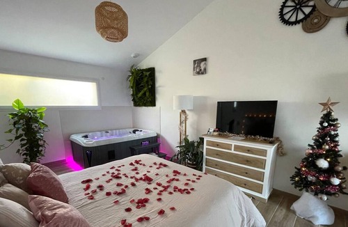 Uchaux House | Homerez - Nice house for 2 ppl. with jacuzzi at Uchaux