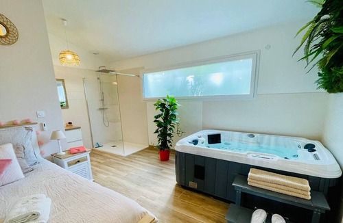 Uchaux House | Homerez - Nice house for 2 ppl. with jacuzzi at Uchaux