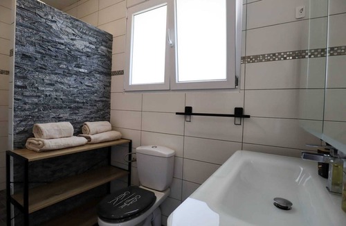 Vernon House | Homerez - Nice house for 2 ppl. with terrace at Vernon