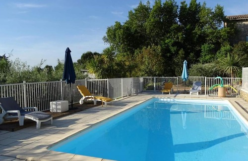 Cardet House | Homerez - Nice house for 4 ppl. with shared pool, garden and terrace at Cardet