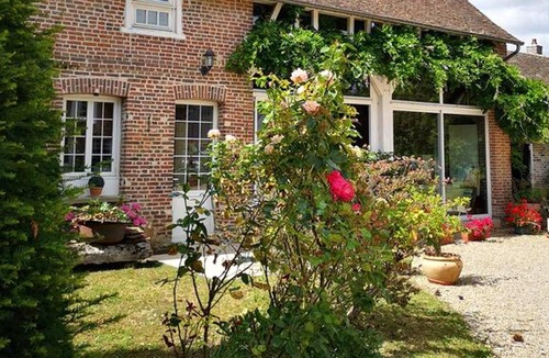 Le Vaudreuil House | Homerez - Nice house for 6 ppl. with garden and terrace at Le Vaudreuil
