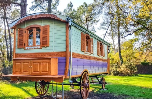 Bussac-Foret House | Homerez - Nice property for 2 ppl. with shared pool at Bussac-Forêt