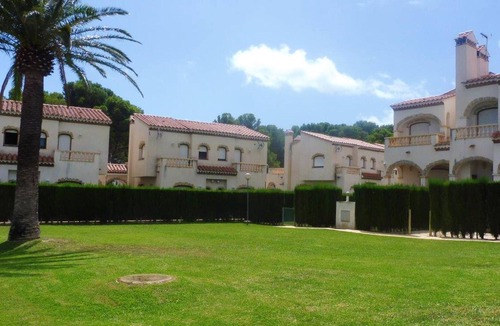El Casalot Villa | Homerez - Nice villa for 8 ppl. with shared pool and garden at Miami Platja