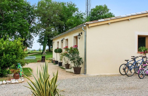 Pauilhac House | Homerez - Property for 2 ppl. with shared pool, terrace and balcony at Pauilhac