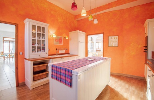 Saint-Cyr-sur-Loire Villa | Homerez - Refined Villa in Saint-Cyr-sur-Loire with Private Pool