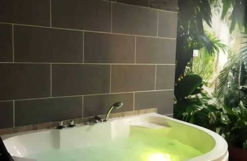 Baixas Apartment | Homerez - Romantic Studio in Baixas with Jacuzzi - 35m²