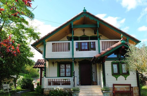 Sabando Ski Chalet | Homerez - Spacious cottage With mountain view and garden