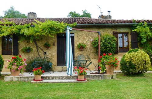 Ornezan Villa | Homerez - Spacious villa for 6 ppl. with swimming-pool and garden at Ornézan