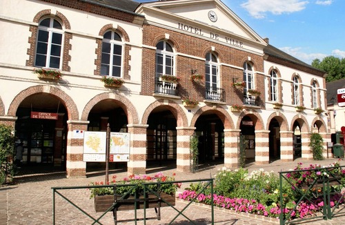 Longny-au-Perche Apartment | Homerez - Studio in Longny les Villages