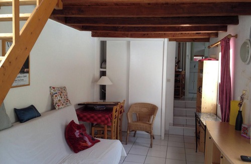 Saint-Jean-d'Angely Apartment | Homerez - Studio St-Jean-d'Angély