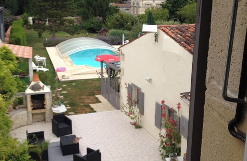 Saint-Jean-d'Angely Apartment | Homerez - Studio St-Jean-d'Angély