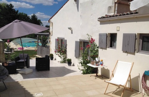 Saint-Jean-d'Angely Apartment | Homerez - Studio St-Jean-d'Angély