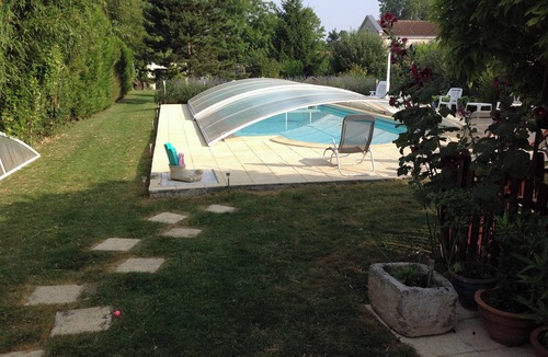 Saint-Jean-d'Angely Apartment | Homerez - Studio St-Jean-d'Angély