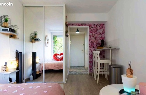 Beaux Arts-Boutonnet Apartment | Homerez - Studio for 2 ppl. with shared pool, jacuzzi and balcony at Montpellier