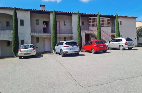 Greoux-les-Bains Apartment | Homerez - Studio in Gréoux-les-Bains