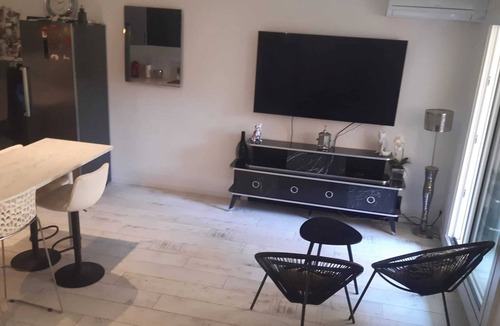 Sainte-Maxime City Centre Apartment | Homerez - Studio in Sainte-Maxime