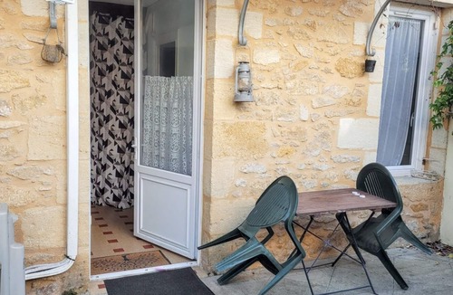 Langon Apartment | Homerez - Studio room with dining area - 45m2