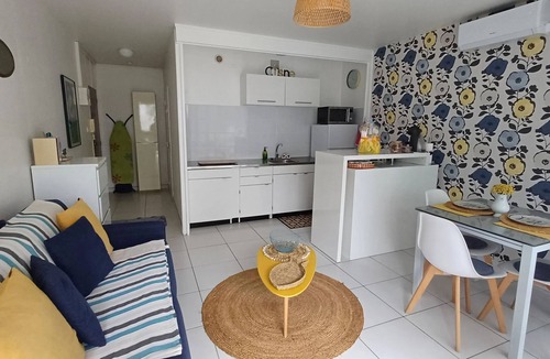 Saint-Cyprien Plage Apartment | Homerez - Studio Saint-Cyprien, garden view