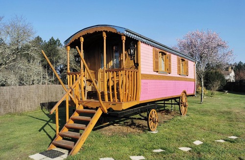 Bussac-Foret House | Homerez - Studio with pool in Bussac-Forêt