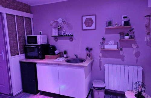 Westrehem Apartment | Homerez - Studio with Jacuzzi in Westrehem