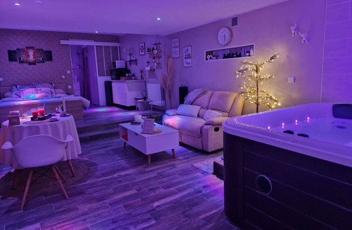 Westrehem Apartment | Homerez - Studio with Jacuzzi in Westrehem