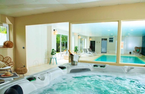 Villers-Bretonneux Villa | Homerez - Villa With swimming pool