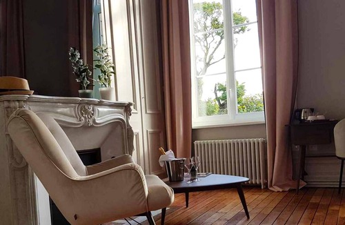 Villers-Bretonneux Villa | Homerez - Villa With swimming pool