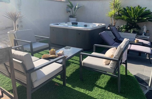 Chateauneuf-les-Martigues Villa | Homerez - Villa in Châteauneuf-les-Martigues