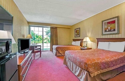 Rocky Hill Hotel | HomeSpring Inn & Studios