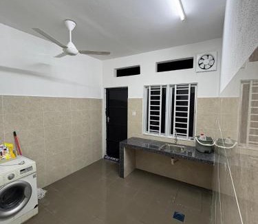 Tanjung Rambutan House | Homestay AtinAya